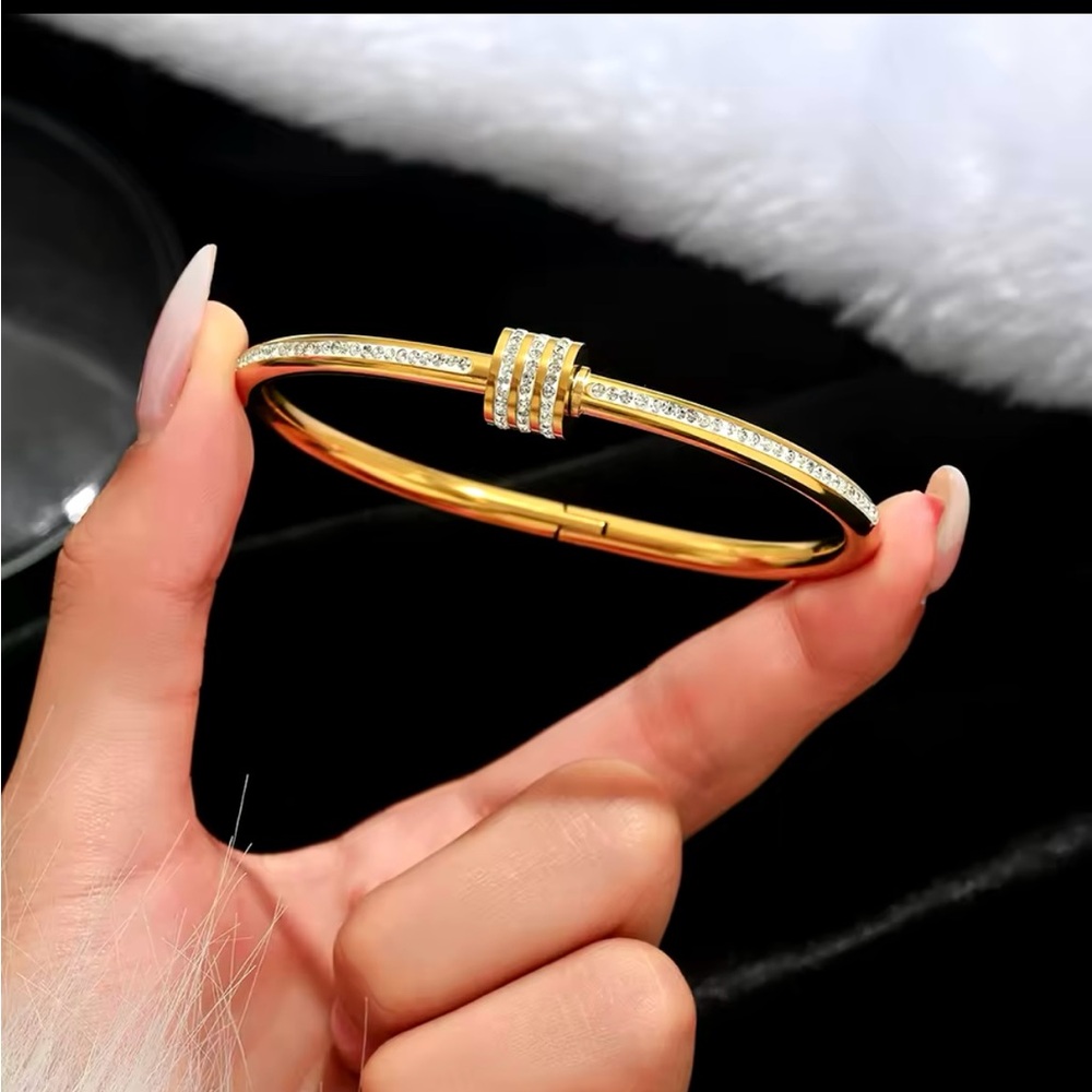 Gold Stainless Steel Four-Leaf Clover Nail Bangle – Women’s Fashion Bracelet
